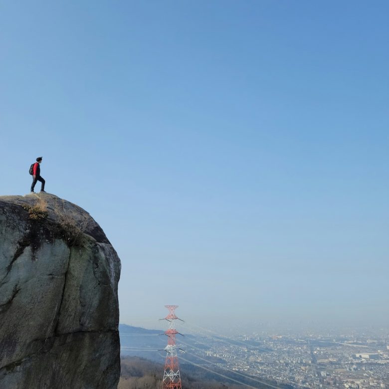 観音岩に登った人を横から撮影した写真