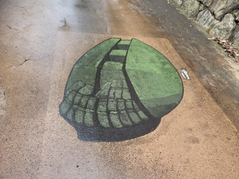 益田岩船の絵が道路に描かれている