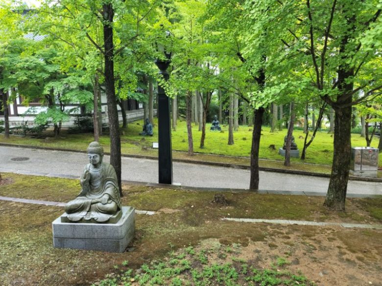 森の中にある仏像