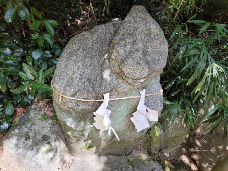 飛鳥坐神社の石