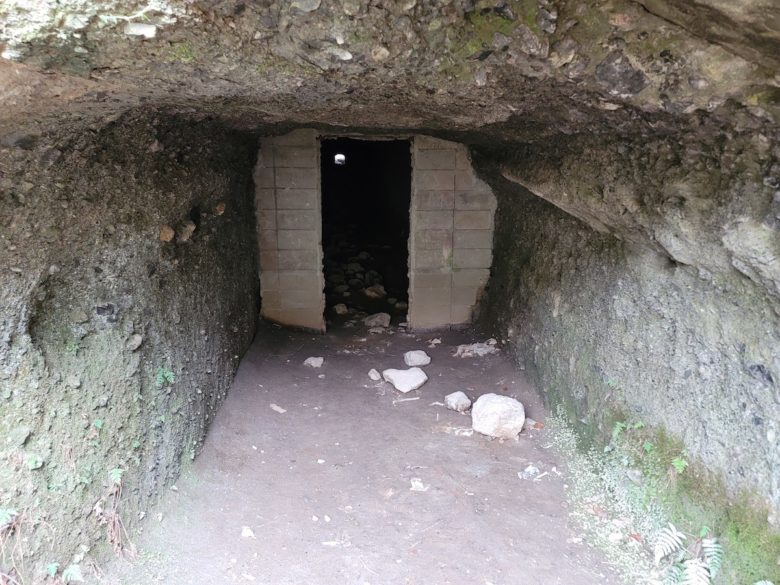 地下壕への入り口。コンクリート塀が設置されている
