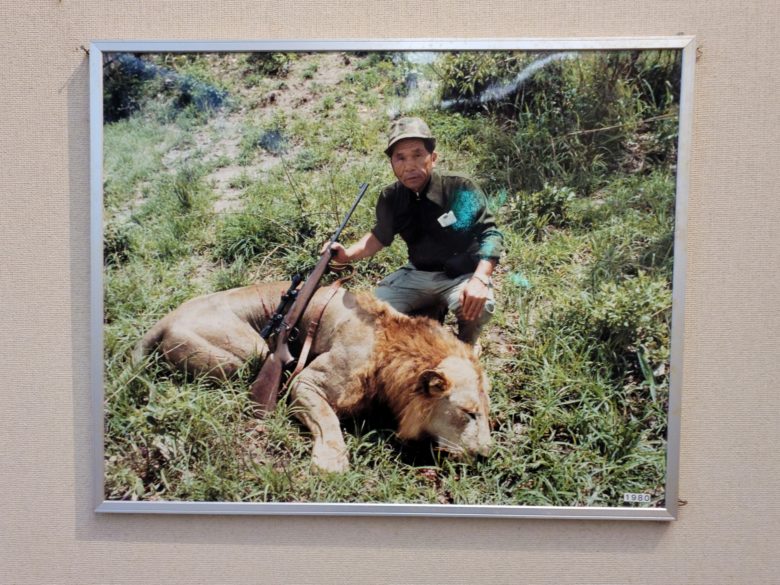 ライオンを狩猟した初代艦長の写真