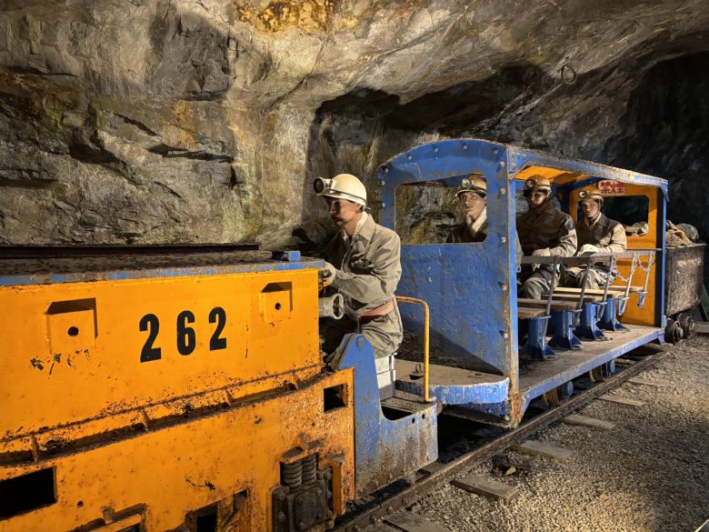 鉱石を運ぶトロッコの様子