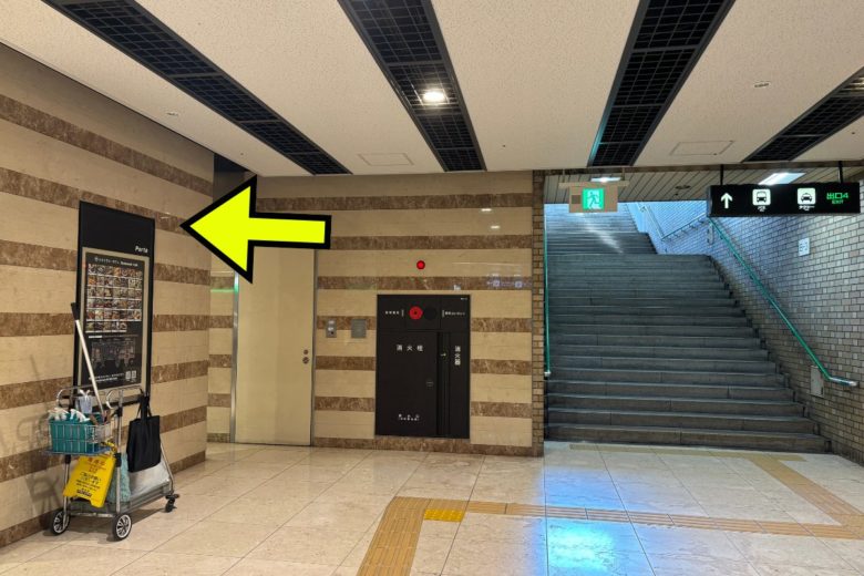 京都駅ビルで見ることのできる小さなウニ化石の場所