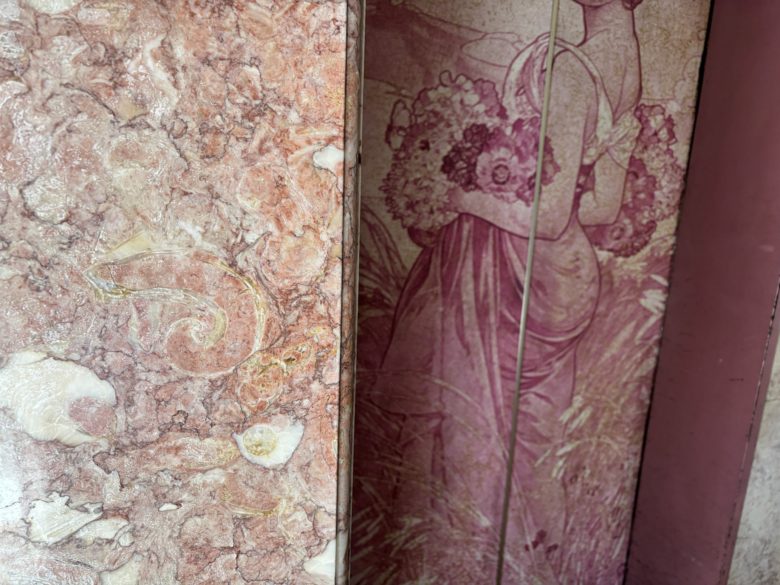 京都駅近くの化石の写真