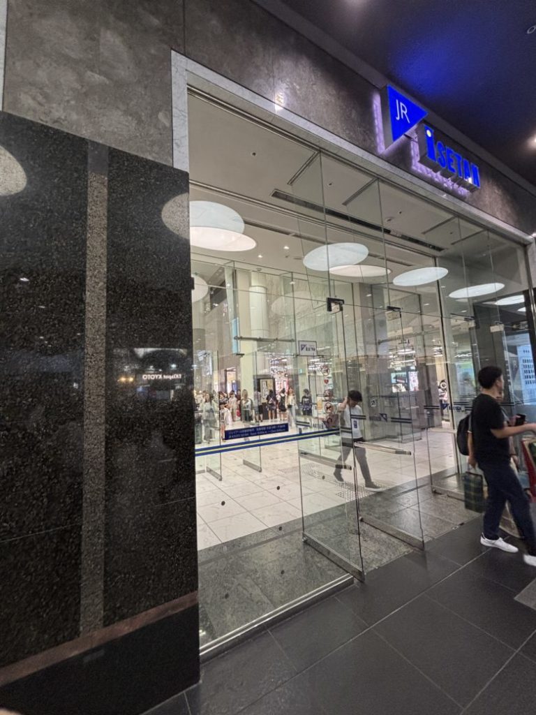 化石が潜む京都伊勢丹の様子