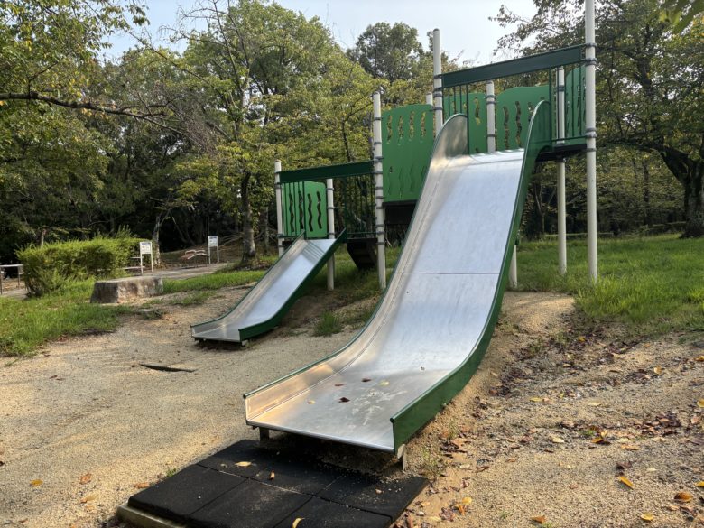 こども動物園に隣接する桜公園の滑り台