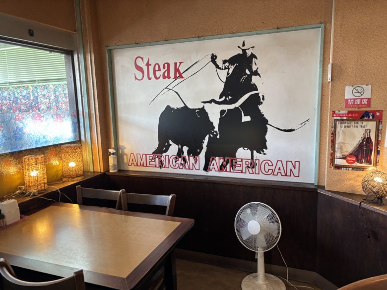 沖縄のノスタルジックな建物。ミセス・マーコのアメリ感・アメリ館（3号店）の店内の様子。古き良きアメリカの雰囲気がある