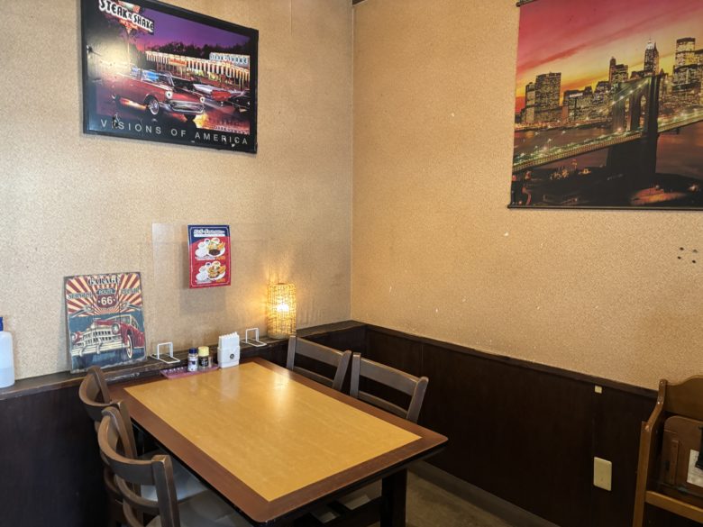 沖縄のノスタルジックな建物。ミセス・マーコのアメリ感・アメリ館（3号店）の店内の様子。狭くて予約が必要